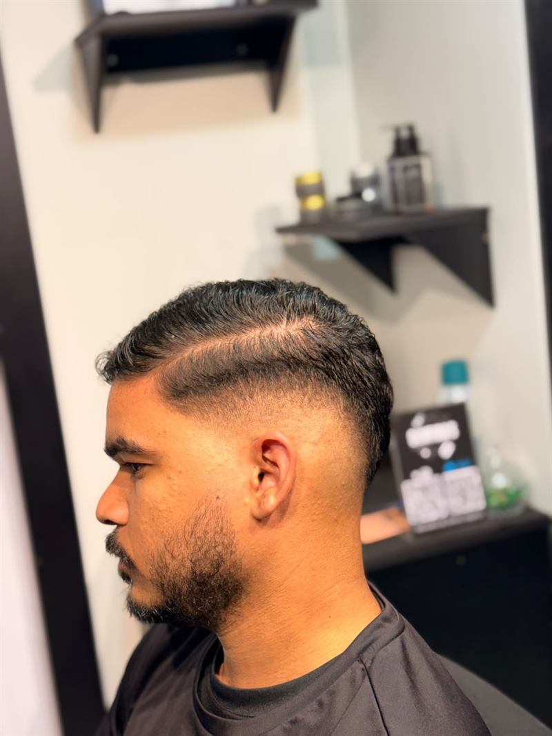 Degradê com risca lateral e barba