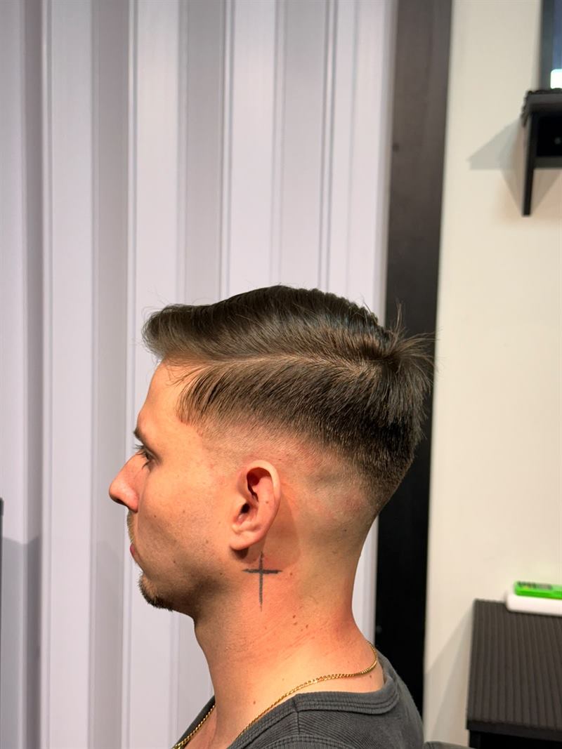 Degradê alto com topo penteado para o lado
