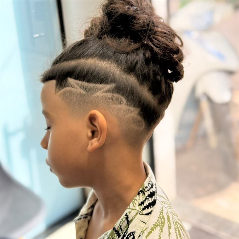 Corte infantil com desenhos na lateral