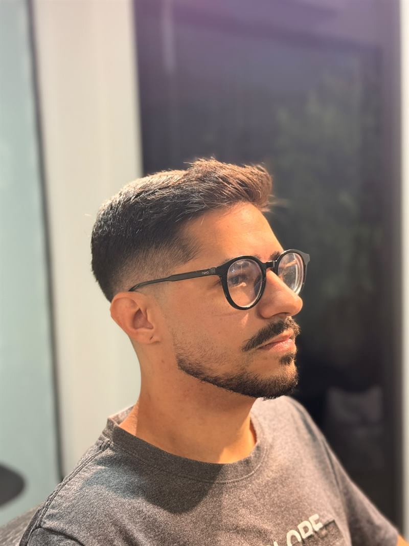 Corte social com degradê e barba desenhada